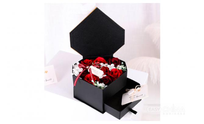 Подарочный набор мыла из роз в виде сердца Подарочный набор мыла из роз в виде сердца