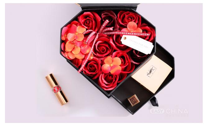 Подарочный набор мыла из роз в виде сердца Подарочный набор мыла из роз в виде сердца