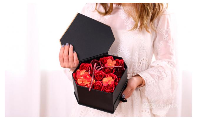 Подарочный набор мыла из роз в виде сердца Подарочный набор мыла из роз в виде сердца