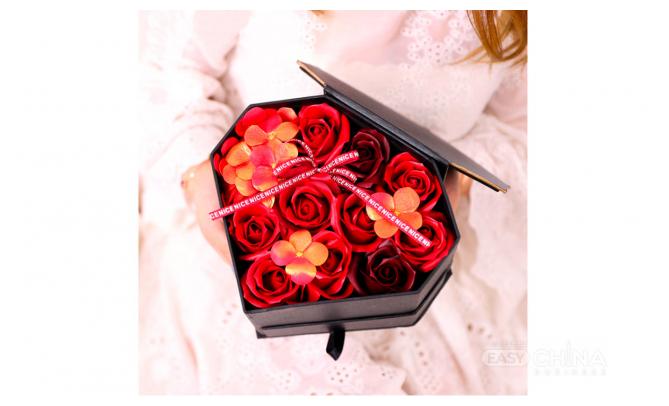 Подарочный набор мыла из роз в виде сердца Подарочный набор мыла из роз в виде сердца